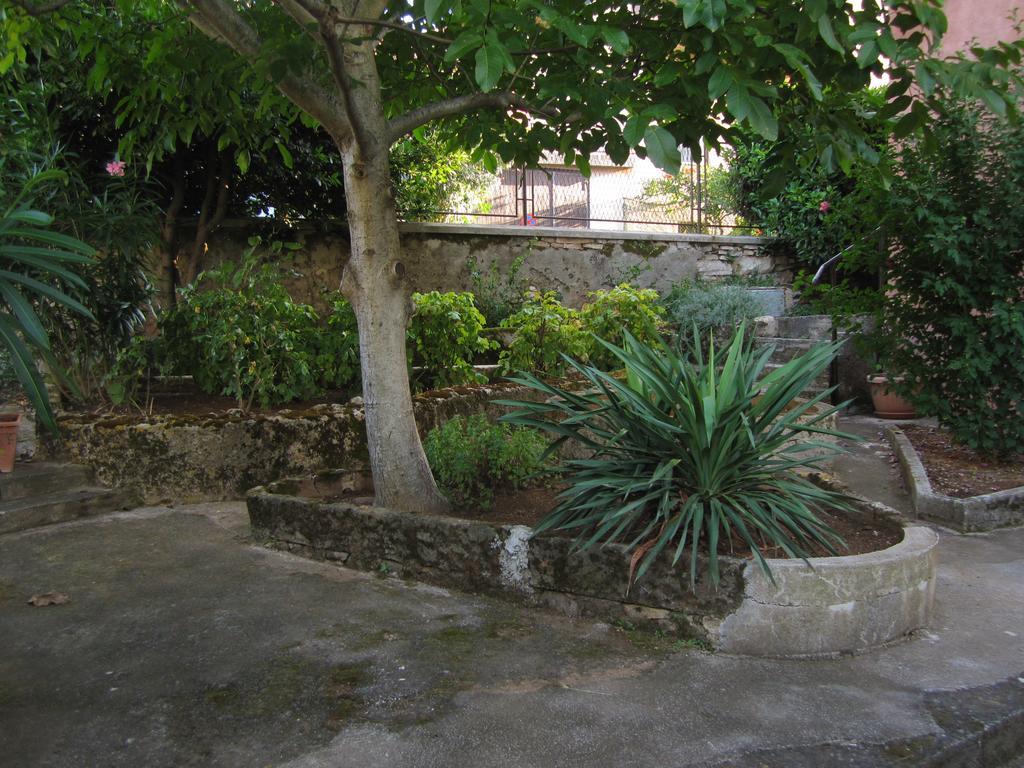 Guest House Ilona Pula Exterior photo